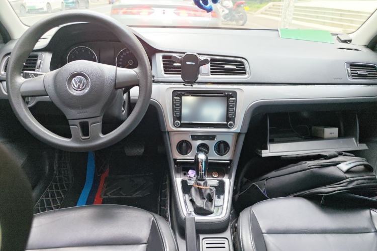 Used Volkswagen Gran Lavida 2014 1.6L Automatic Sport Edition Center Console