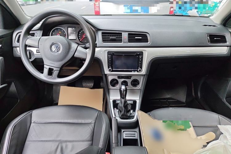 Used Volkswagen Gran Lavida 2014 1.6L Automatic Sport Edition Center Console