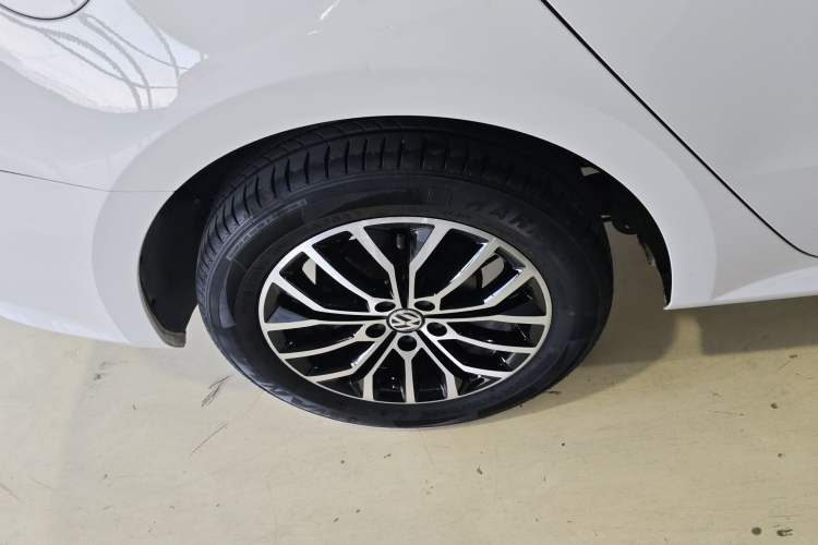 Used Volkswagen Gran Lavida 2014 1.4TSI Automatic 30th Anniversary Edition Exterior 5