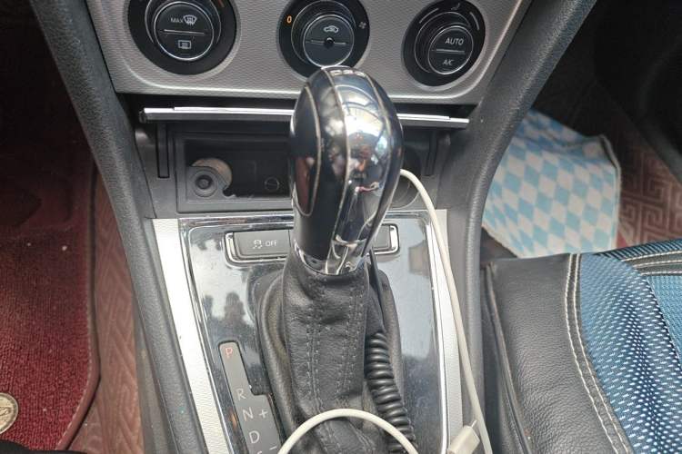 Used Volkswagen Gran Lavida 2014 1.4TSI Automatic 30th Anniversary Edition Gear Lever