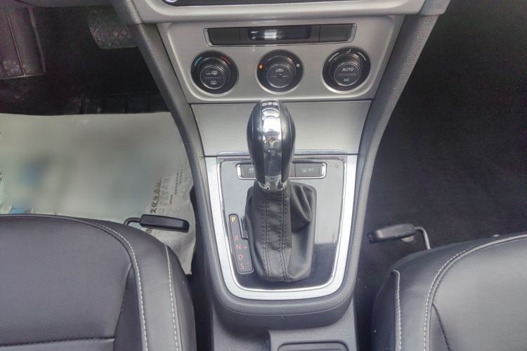 Used Volkswagen Gran Lavida 2014 1.4TSI Automatic 30th Anniversary Edition Gear Lever