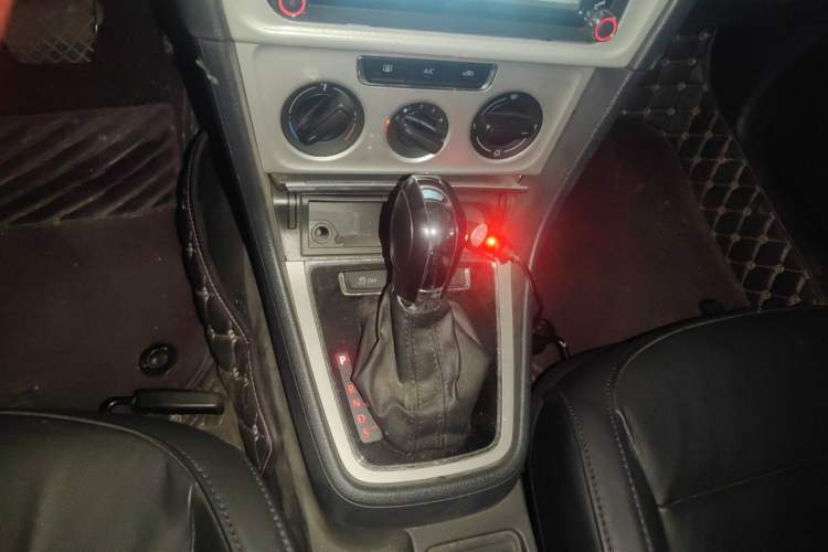 Used Volkswagen Gran Lavida 2014 1.6L Automatic Sport Edition Gear Lever