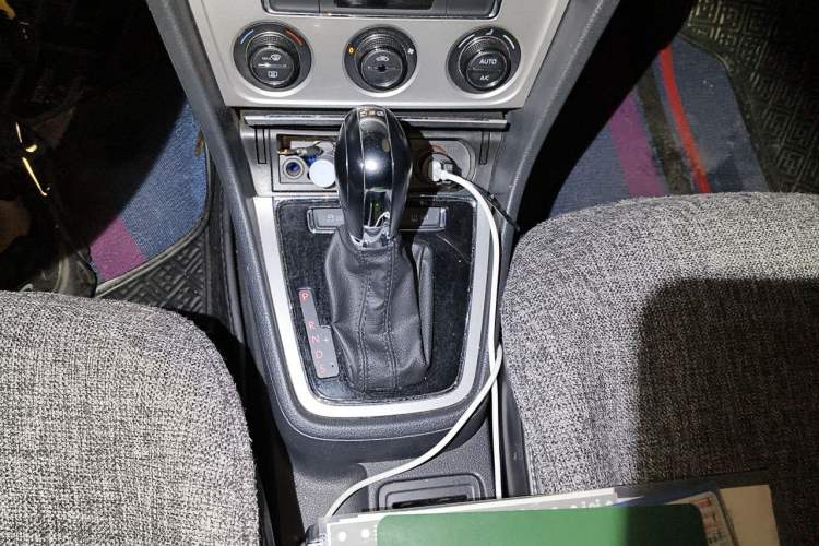Used Volkswagen Gran Lavida 2014 1.4TSI Automatic 30th Anniversary Edition Gear Lever