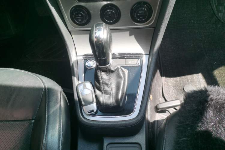 Used Volkswagen Gran Lavida 2014 1.6L Automatic Sport Edition Gear Lever