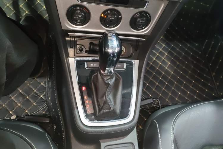 Used Volkswagen Gran Lavida 2014 1.4TSI Automatic 30th Anniversary Edition Gear Lever