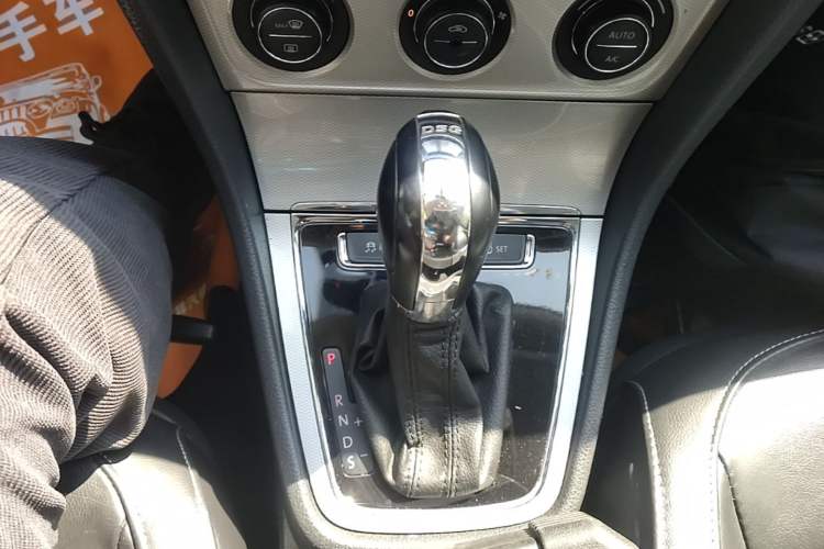 Used Volkswagen Gran Lavida 2014 1.4TSI Automatic 30th Anniversary Edition Gear Lever
