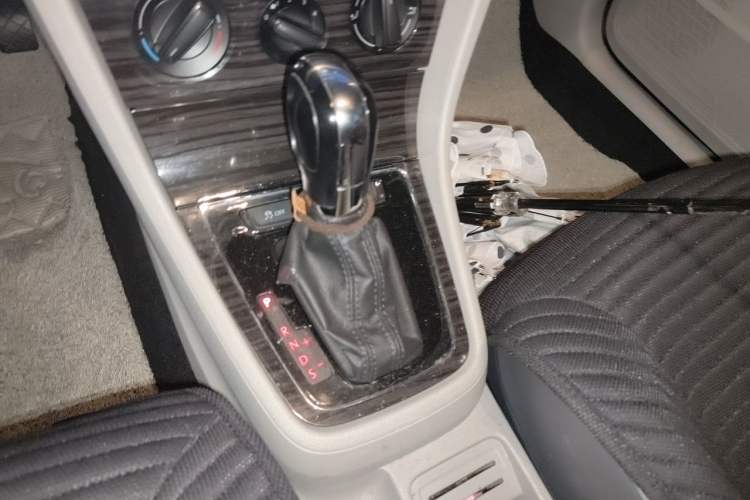 Used Volkswagen Gran Lavida 2014 1.6L Automatic Sport Edition Gear Lever