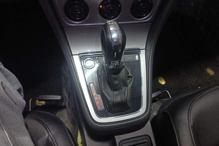 Used Volkswagen Gran Lavida 2014 1.4TSI Automatic Sport Edition Gear Lever