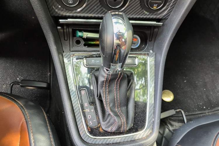 Used Volkswagen Gran Lavida 2014 1.4TSI Automatic Sport Edition Gear Lever