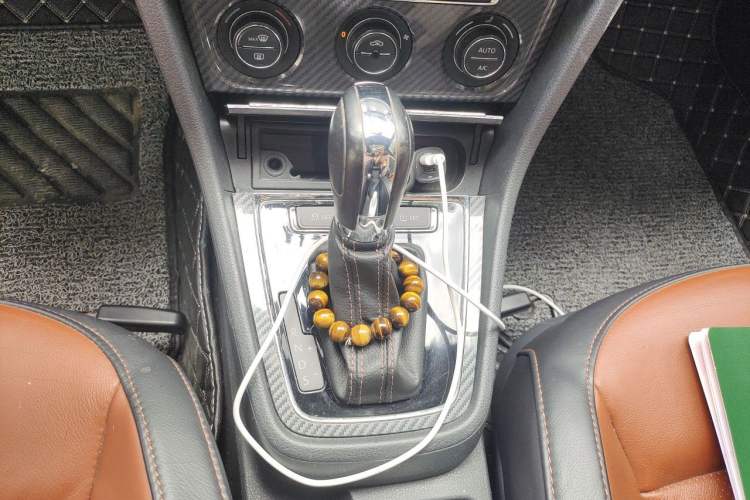 Used Volkswagen Gran Lavida 2014 1.6L Automatic Sport Edition Gear Lever