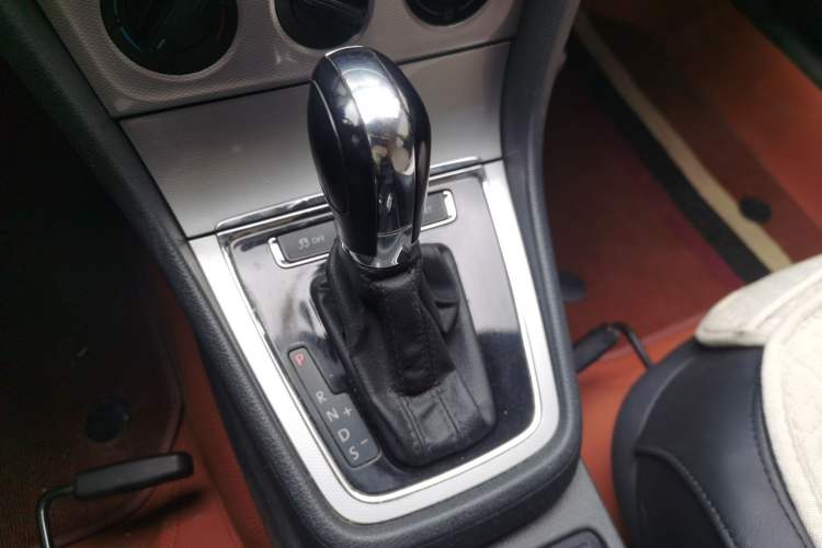 Used Volkswagen Gran Lavida 2014 1.6L Automatic Sport Edition Gear Lever