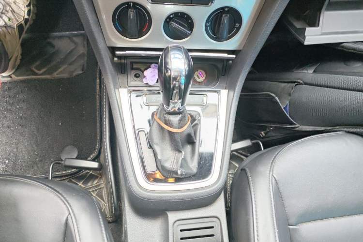 Used Volkswagen Gran Lavida 2014 1.6L Automatic Sport Edition Gear Lever