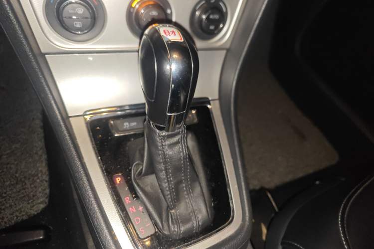 Used Volkswagen Gran Lavida 2014 1.4TSI Automatic 30th Anniversary Edition Gear Lever