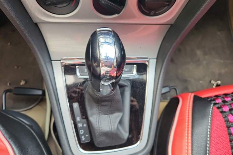 Used Volkswagen Gran Lavida 2014 1.6L Automatic Sport Edition Gear Lever