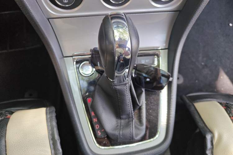 Used Volkswagen Gran Lavida 2014 1.6L Automatic Sport Edition Gear Lever