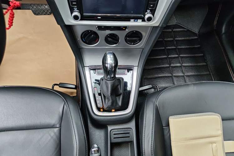 Used Volkswagen Gran Lavida 2014 1.6L Automatic Sport Edition Gear Lever