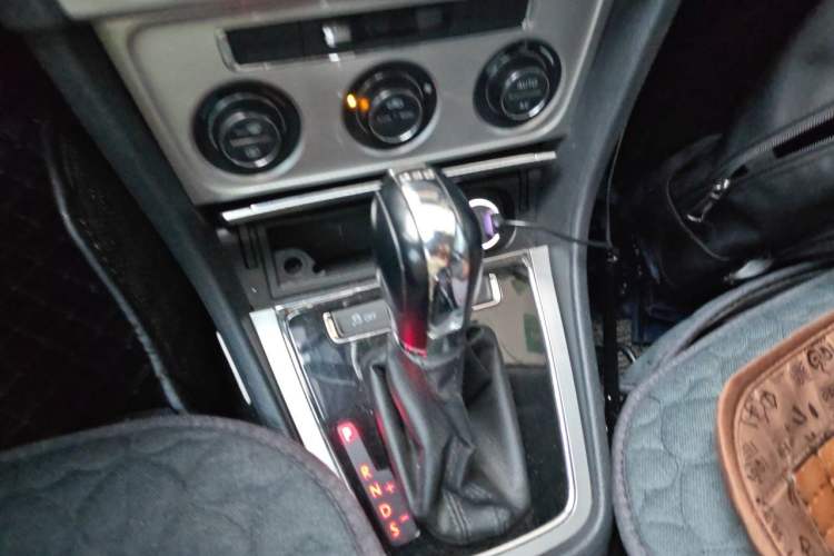 Used Volkswagen Gran Lavida 2014 1.4TSI Automatic 30th Anniversary Edition Gear Lever