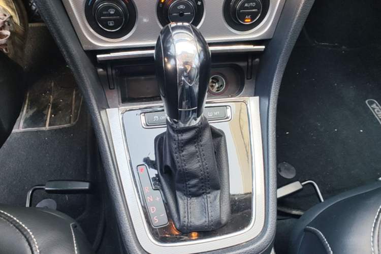 Used Volkswagen Gran Lavida 2014 1.4TSI Automatic 30th Anniversary Edition Gear Lever