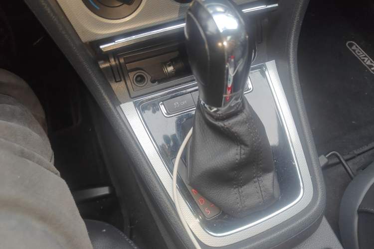Used Volkswagen Gran Lavida 2014 1.4TSI Automatic Sport Edition Gear Lever