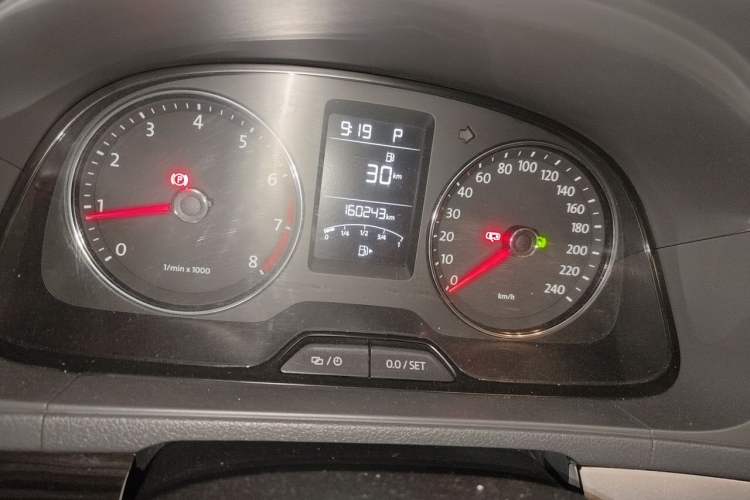 Used Volkswagen Gran Lavida 2014 1.6L Automatic Sport Edition Odometer Close Up