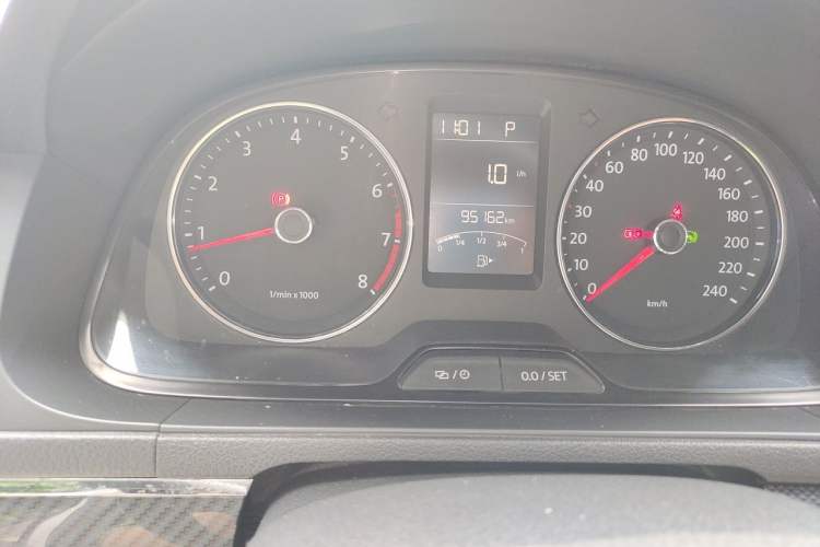 Used Volkswagen Gran Lavida 2014 1.6L Automatic Sport Edition Odometer Close Up