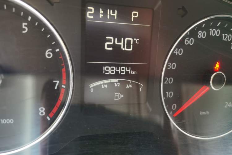 Used Volkswagen Gran Lavida 2014 1.6L Automatic Sport Edition Odometer Close Up