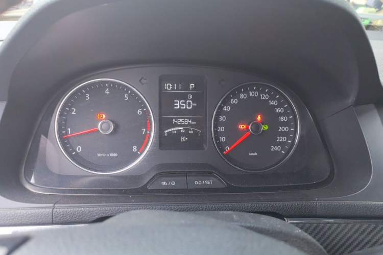 Used Volkswagen Gran Lavida 2014 1.4TSI Automatic Sport Edition Odometer Close Up