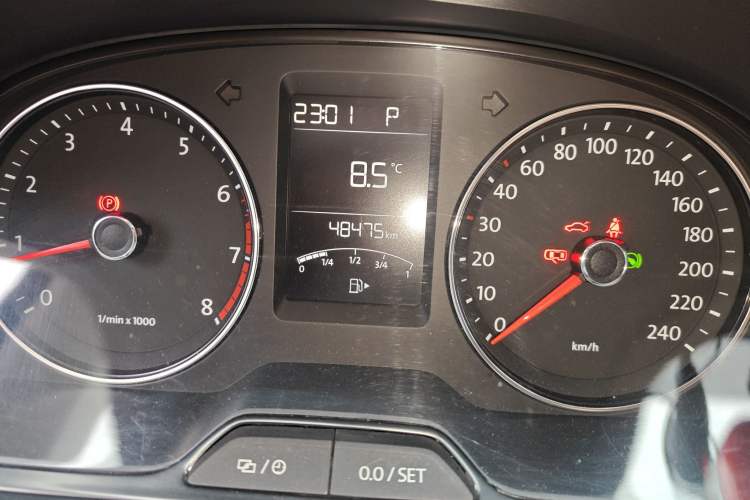 Used Volkswagen Gran Lavida 2014 1.6L Automatic Sport Edition Odometer Close Up