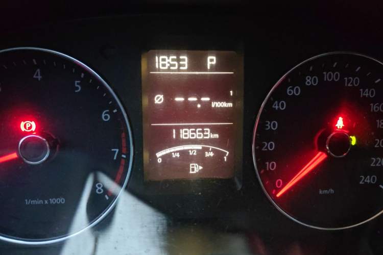 Used Volkswagen Gran Lavida 2014 1.4TSI Automatic 30th Anniversary Edition Odometer Close Up