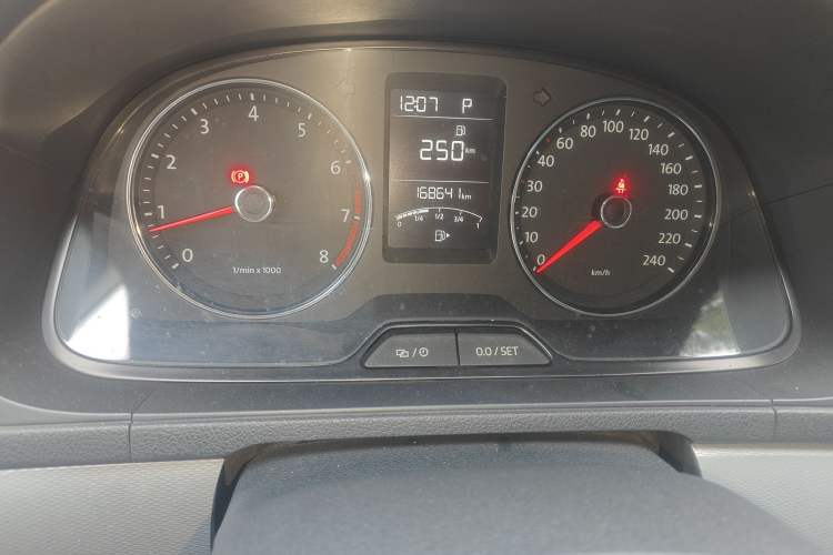 Used Volkswagen Gran Lavida 2014 1.4TSI Automatic Sport Edition Odometer Close Up