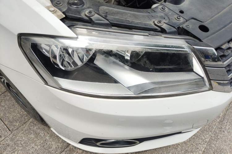 Used Volkswagen Gran Lavida 2014 1.6L Automatic Sport Edition Right Front Headlight