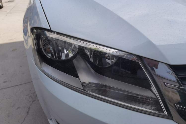 Used Volkswagen Gran Lavida 2014 1.6L Automatic Sport Edition Right Front Headlight