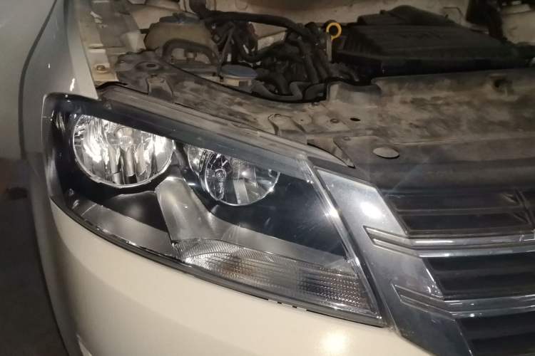 Used Volkswagen Gran Lavida 2014 1.4TSI Automatic 30th Anniversary Edition Right Front Headlight