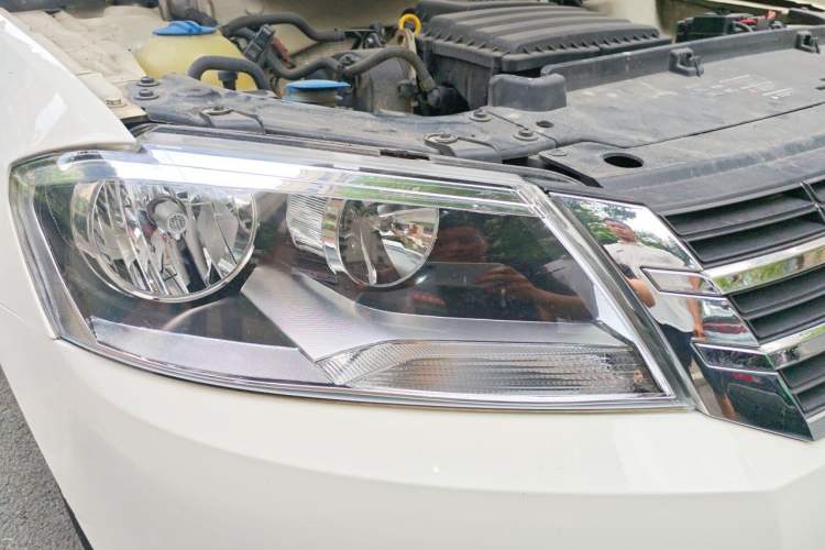 Used Volkswagen Gran Lavida 2014 1.6L Automatic Sport Edition Right Front Headlight