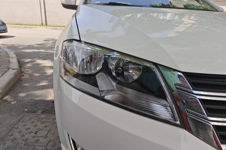 Used Volkswagen Gran Lavida 2014 1.6L Automatic Sport Edition Right Front Headlight