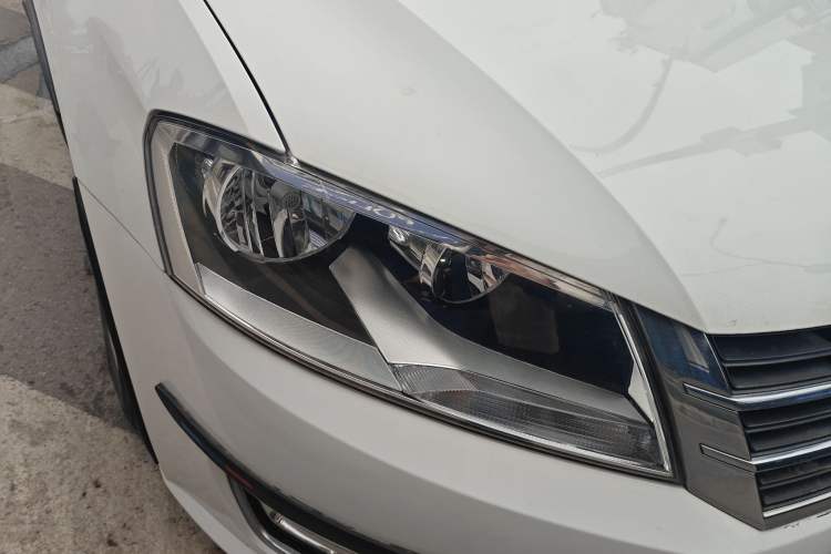 Used Volkswagen Gran Lavida 2014 1.6L Automatic Sport Edition Right Front Headlight