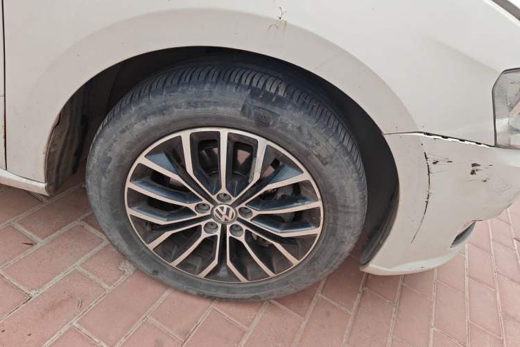 Used Volkswagen Gran Lavida 2014 1.4TSI Automatic 30th Anniversary Edition Right Front Wheel Hub