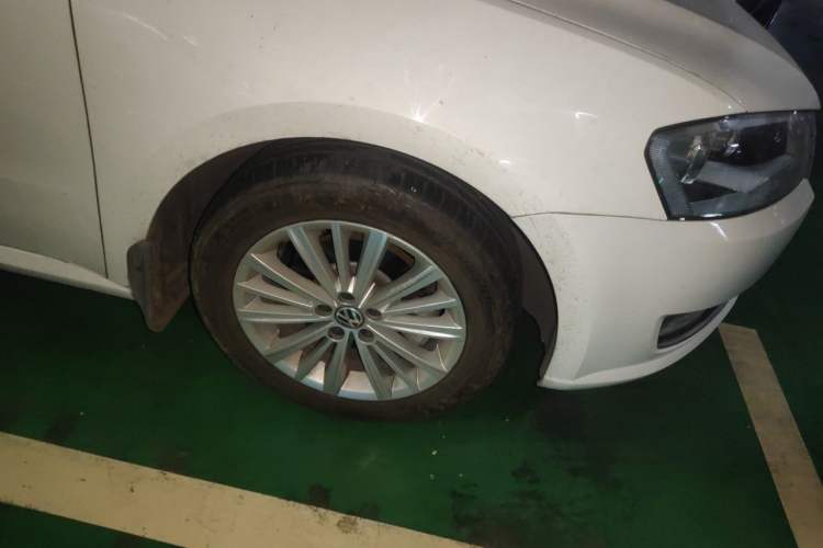 Used Volkswagen Gran Lavida 2014 1.6L Automatic Sport Edition Right Front Wheel Hub