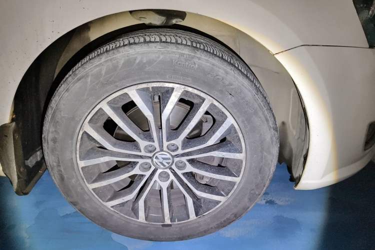 Used Volkswagen Gran Lavida 2014 1.4TSI Automatic 30th Anniversary Edition Right Front Wheel Hub