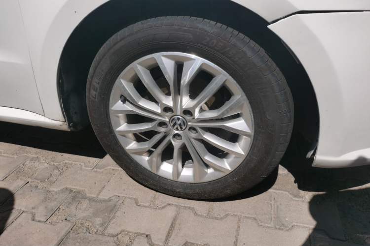 Used Volkswagen Gran Lavida 2014 1.6L Automatic Sport Edition Right Front Wheel Hub