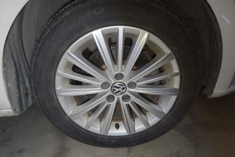 Used Volkswagen Gran Lavida 2014 1.6L Automatic Sport Edition Right Front Wheel Hub