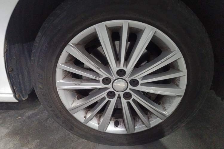 Used Volkswagen Gran Lavida 2014 1.4TSI Automatic Sport Edition Right Front Wheel Hub