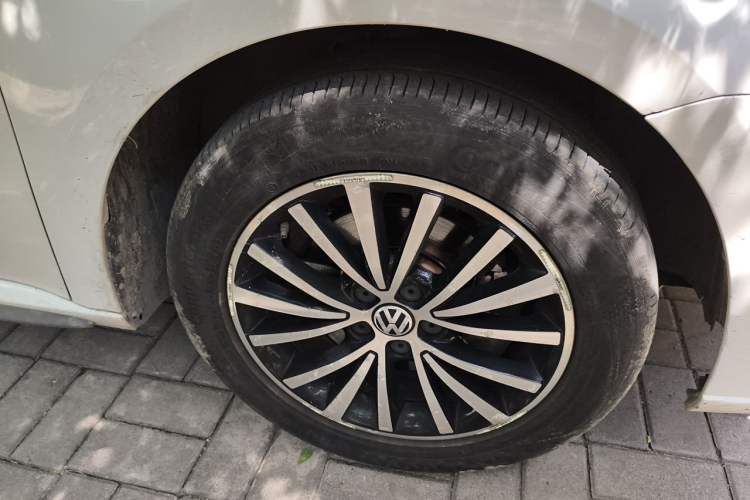 Used Volkswagen Gran Lavida 2014 1.4TSI Automatic Sport Edition Right Front Wheel Hub