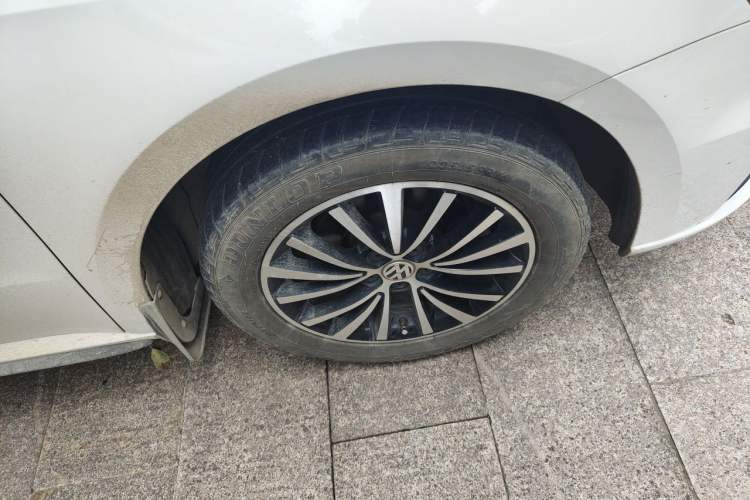 Used Volkswagen Gran Lavida 2014 1.6L Automatic Sport Edition Right Front Wheel Hub