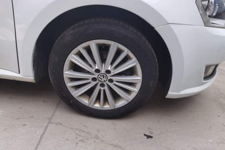Used Volkswagen Gran Lavida 2014 1.6L Automatic Sport Edition Right Front Wheel Hub
