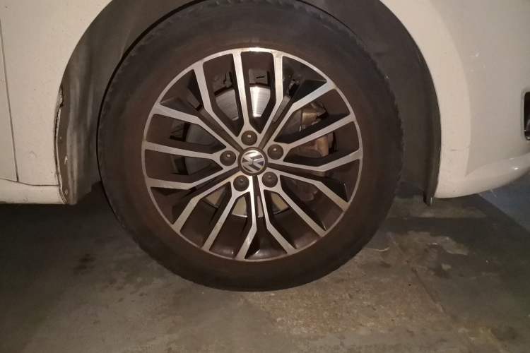 Used Volkswagen Gran Lavida 2014 1.4TSI Automatic 30th Anniversary Edition Right Front Wheel Hub