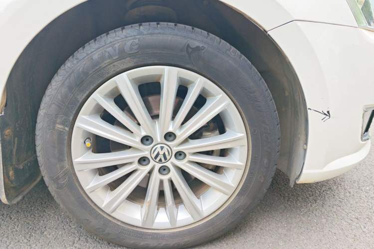 Used Volkswagen Gran Lavida 2014 1.6L Automatic Sport Edition Right Front Wheel Hub