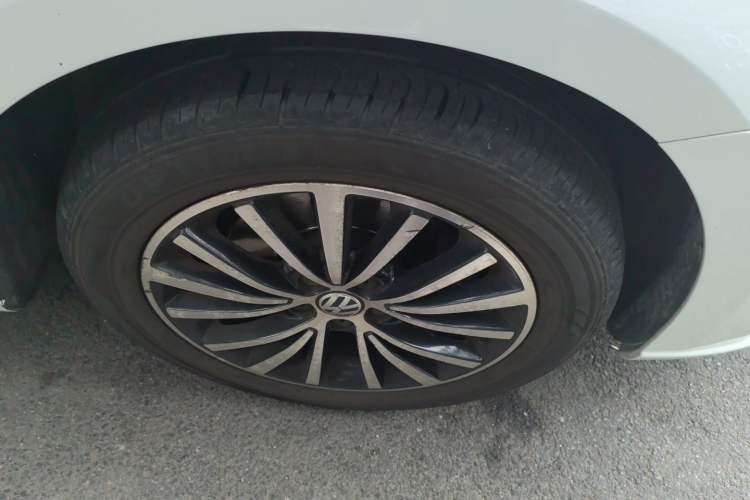 Used Volkswagen Gran Lavida 2014 1.4TSI Automatic Sport Edition Right Front Wheel Hub