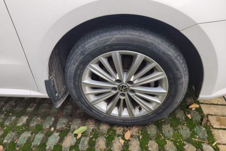 Used Volkswagen Gran Lavida 2014 1.6L Automatic Sport Edition Right Front Wheel Hub