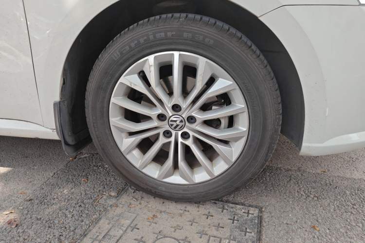 Used Volkswagen Gran Lavida 2014 1.6L Automatic Sport Edition Right Front Wheel Hub